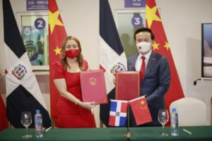 loria Reyes, directora de Supérate, y Zhang Run, embajador de la República Popular China durante la firma del acuerdo de cooperación.