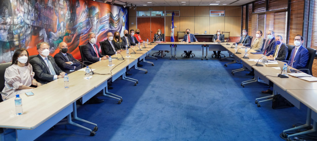 Valdez Albizu se reunió con la directiva de la Asociación de Bancos Múltiples del país