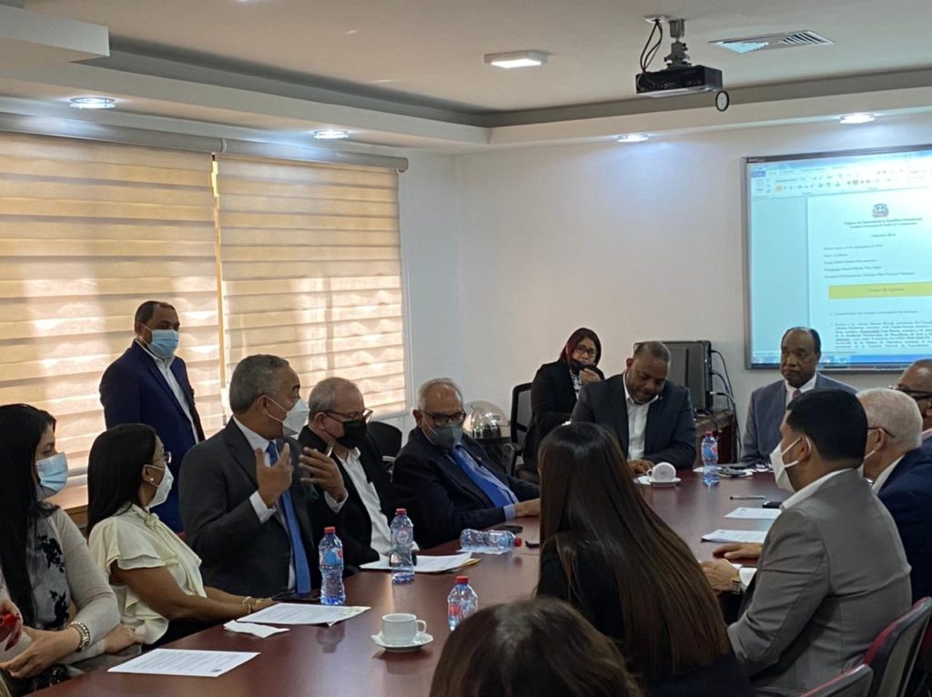 Diputados y periodistas de espectáculos analizan uso del lenguaje soez y violento en la música