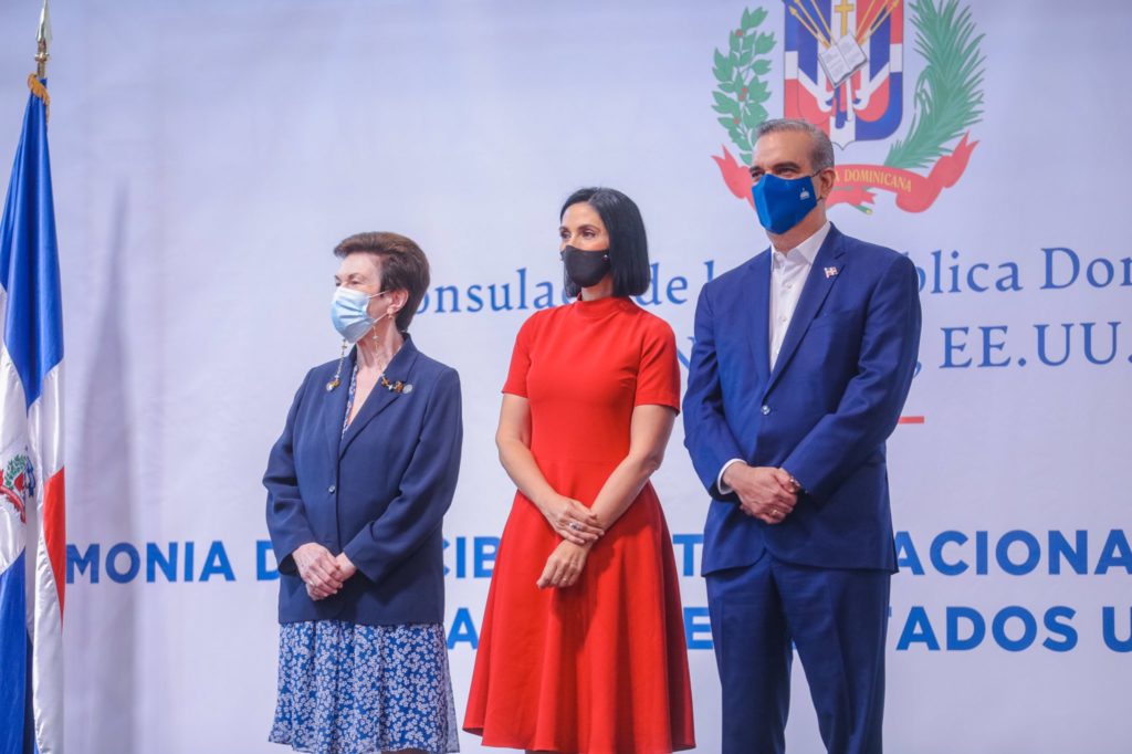 Abinader dice que pueden pagar un vuelo en primera, "pero, Raquel es un poco tacaña"