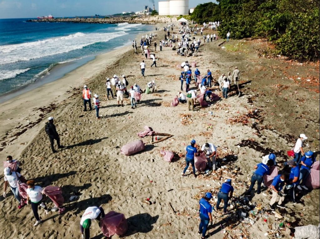 Medio Ambiente realiza jornada simultánea de recolección de residuos en más de 100 playas