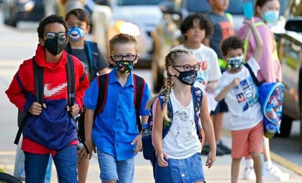 Florida supera 50 mil muertes en medio de peleas por vacunación y tapabocas