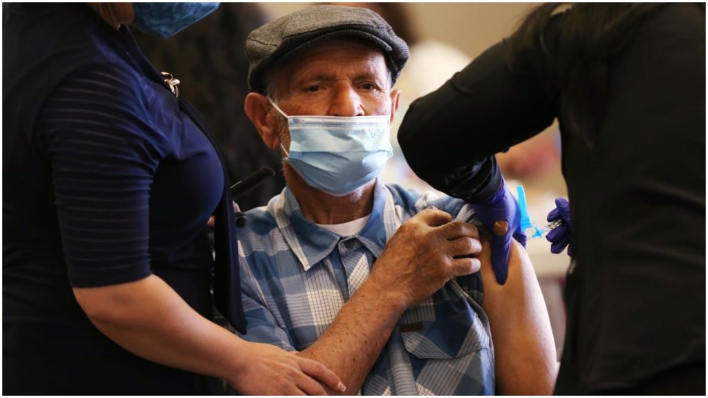 Expertos de EE.UU. aprueban tercera dosis de Pfizer para mayores de 65 años