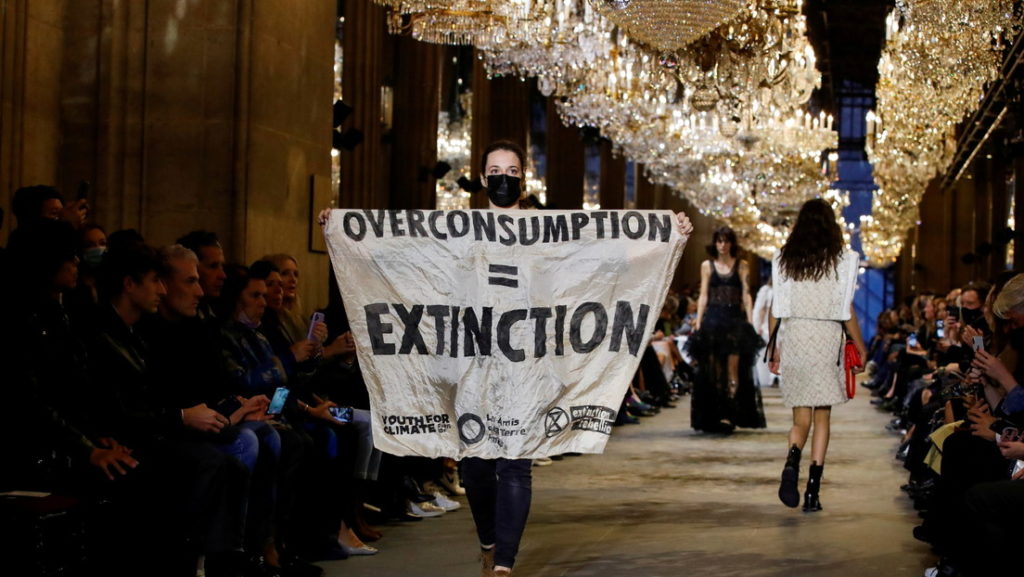 Una activista irrumpe en un desfile de moda de Louis Vuitton en París