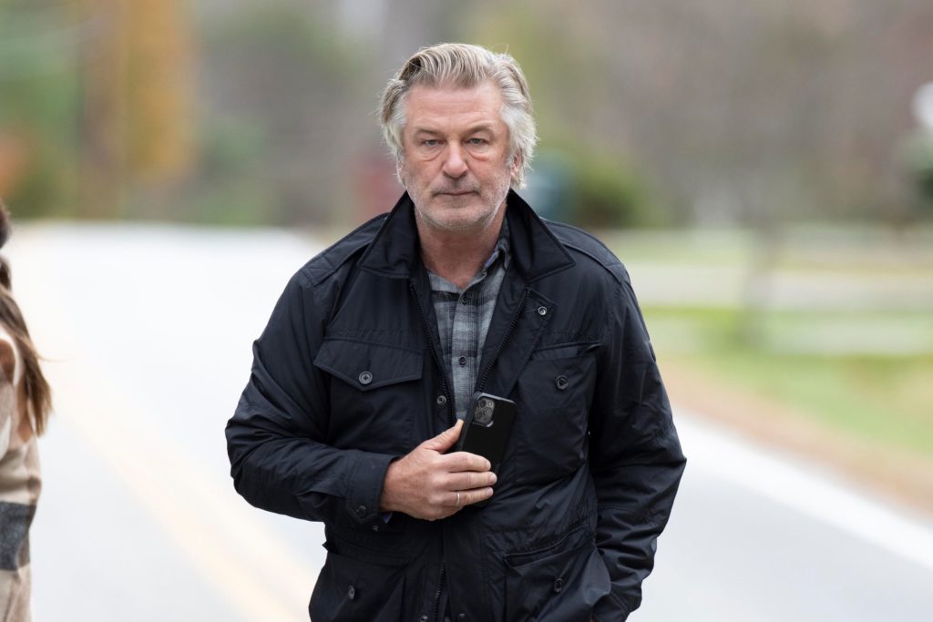 Alec Baldwin llora a la directora de fotografía: "Ella era mi amiga