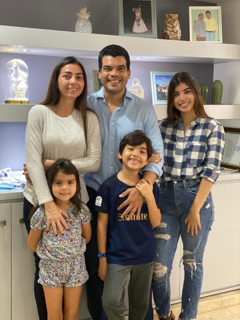 Director de Inapa se zambulle con su familia en Boca Chica; asegura 'agua es apta bañarse'