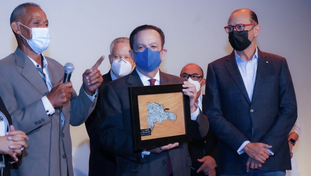 Gobernador Valdez Albizu recibe reconocimiento de artesanos