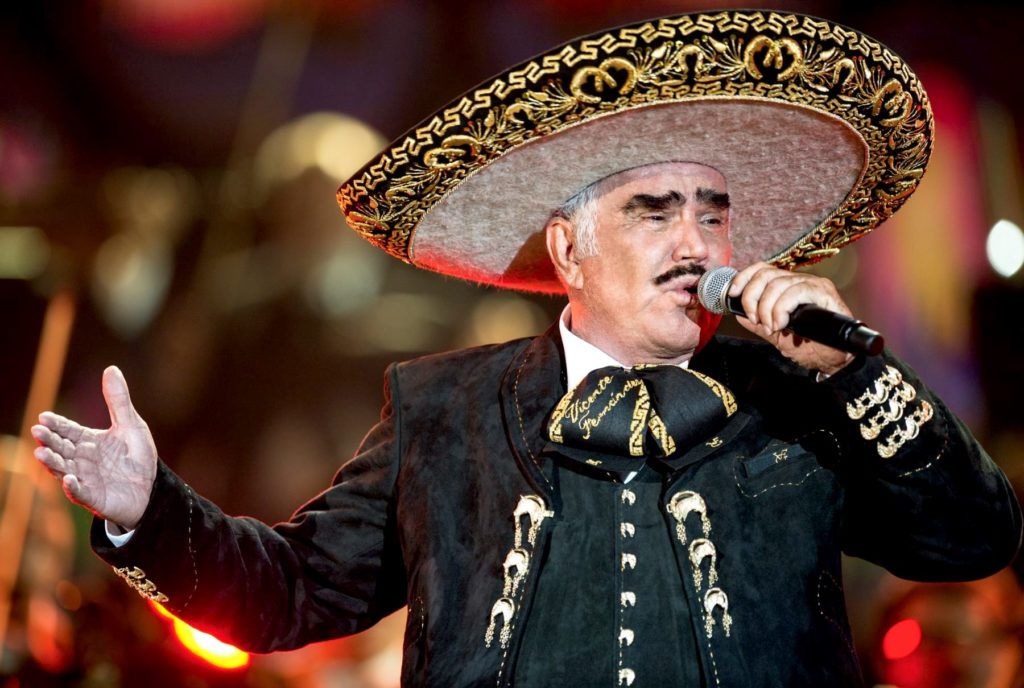 Vicente Fernández sale de terapia intensiva tras accidente