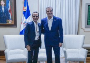 Marc Anthony visita a Luis Abinader