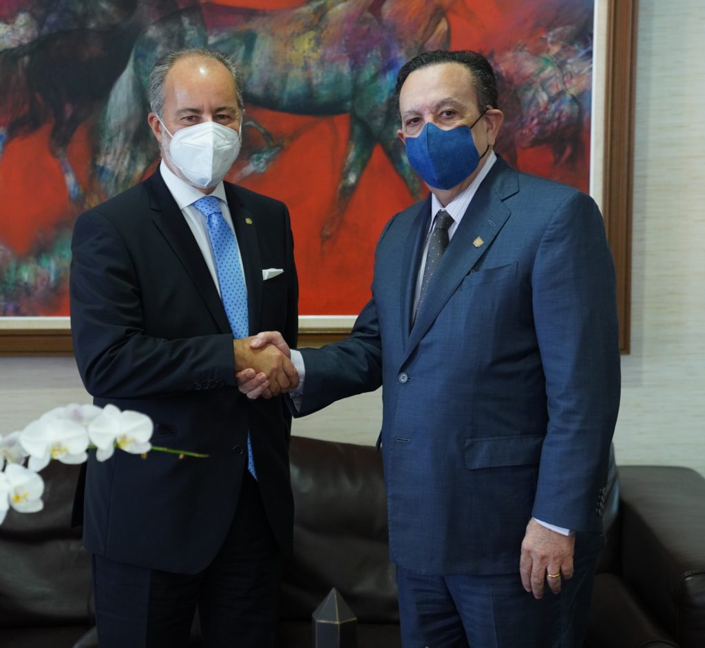 Gobernador Valdez Albizu recibe al nuevo embajador de Italia en el país