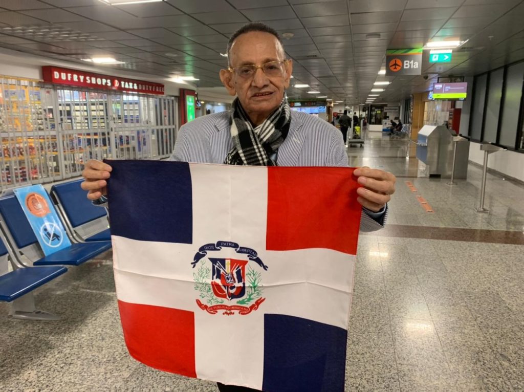 Luis Segura rumbo al Latin Grammy lleva la Bandera dominicana y su bachata
