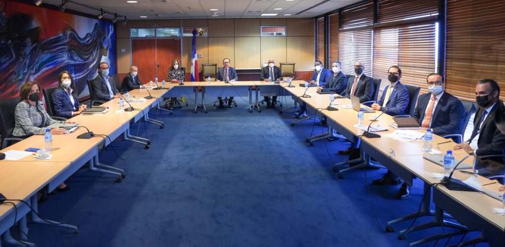 Gobernador Valdez Albizu recibe misión del FMI para evaluar el desempeño reciente de la economía dominicana