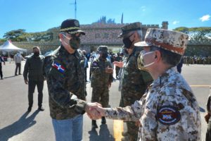 El presidente llega a la frontera vestido de guardia; acompaña a militares en almuerzo de Fin de Año