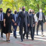 Presidente Abinader asiste a Velatorio Monseñor Agripino Núñez, expresa condolencias a familiares