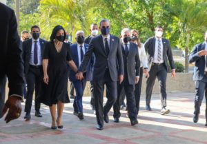 Presidente Abinader asiste a Velatorio Monseñor Agripino Núñez, expresa condolencias a familiares