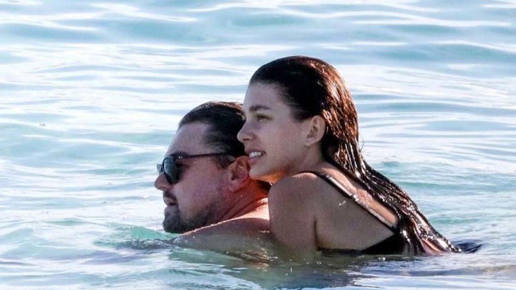 Filtran fotos de Leonardo DiCaprio en la playa con su novia de 24 años