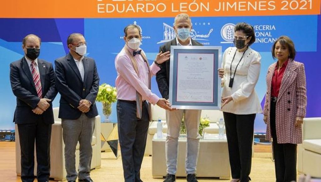 Entregan Premio Feria del Libro 2021 a Tulio A. Matos Rodríguez
