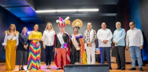 Ministra de Cultura corona a Cuquín Victoria y Marily Gallardo como rey y reina del Desfile Nacional de Carnaval 2022