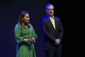 Presidente Abinader entrega la Medalla al Mérito de la Mujer Dominicana 2022