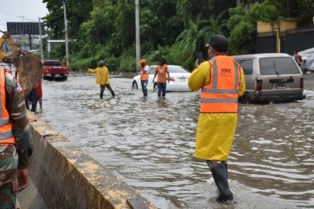 Los dominicanos despiden la Semana Santa bajo lluvia, eldigital.com.do