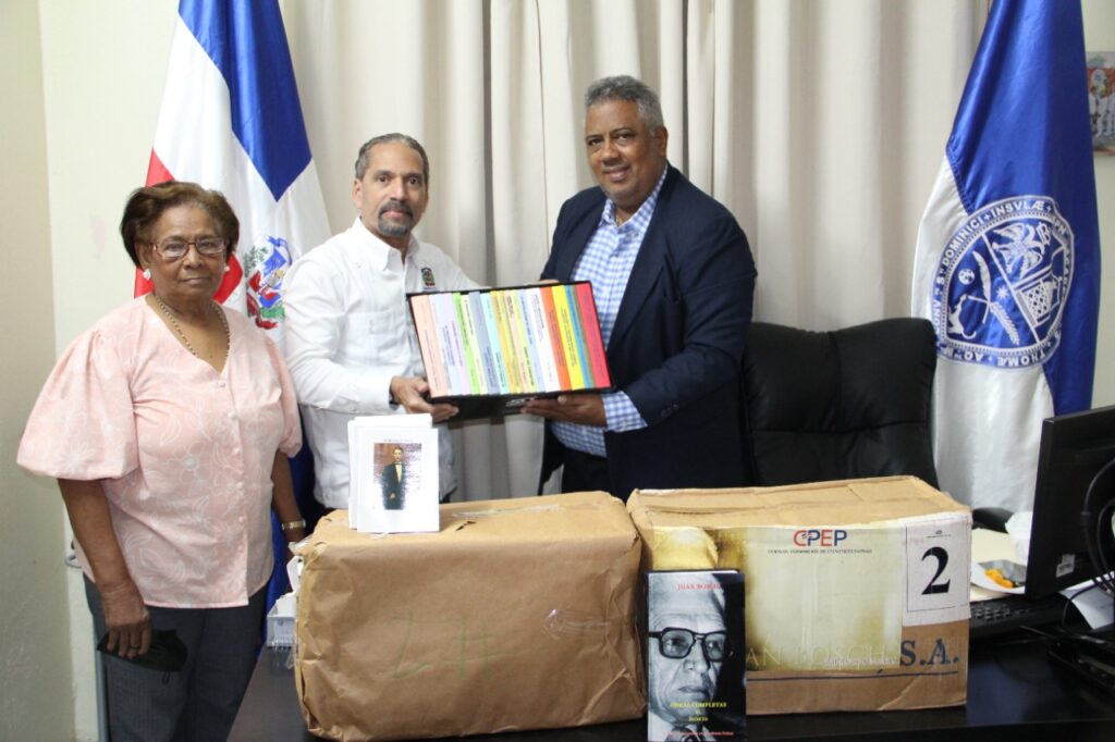 Efemérides Patrias dona decenas de obras al centro regional de la UASD en La Vega , eldigital.com.do