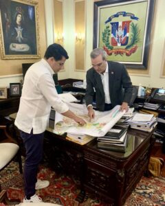 Junto al Ministro de Turismo, @DavidColladoM , revisando los planos y diseños del remozamiento de la avenida Duarte con París, los cuales servirán de ejemplo para intervenir otros puntos con similar problemática. 