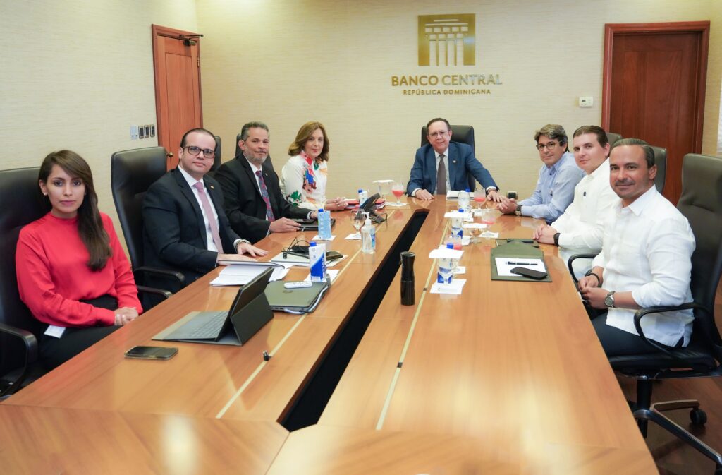 Gobernador del BCRD y directiva de ASONAHORES evalúan aporte del Turismo a la recuperación económica de RD, eldigital.com.do