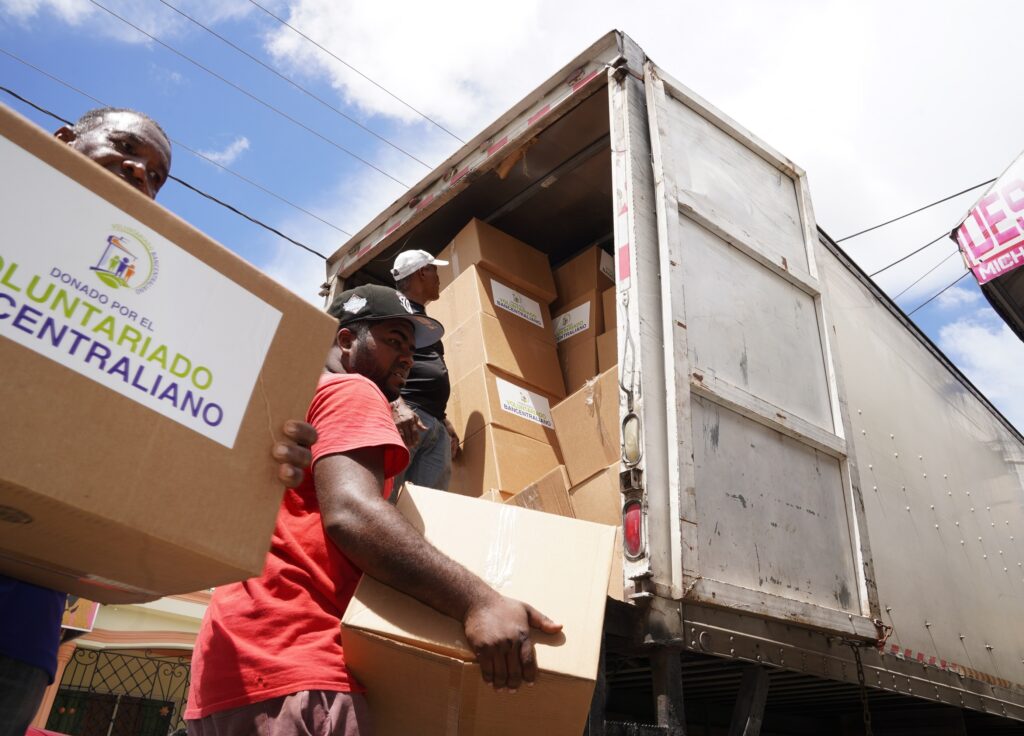 Voluntariado Bancentraliano entrega ayuda a afectados por huracán Fiona en Hato Mayor, eldigital.com.do