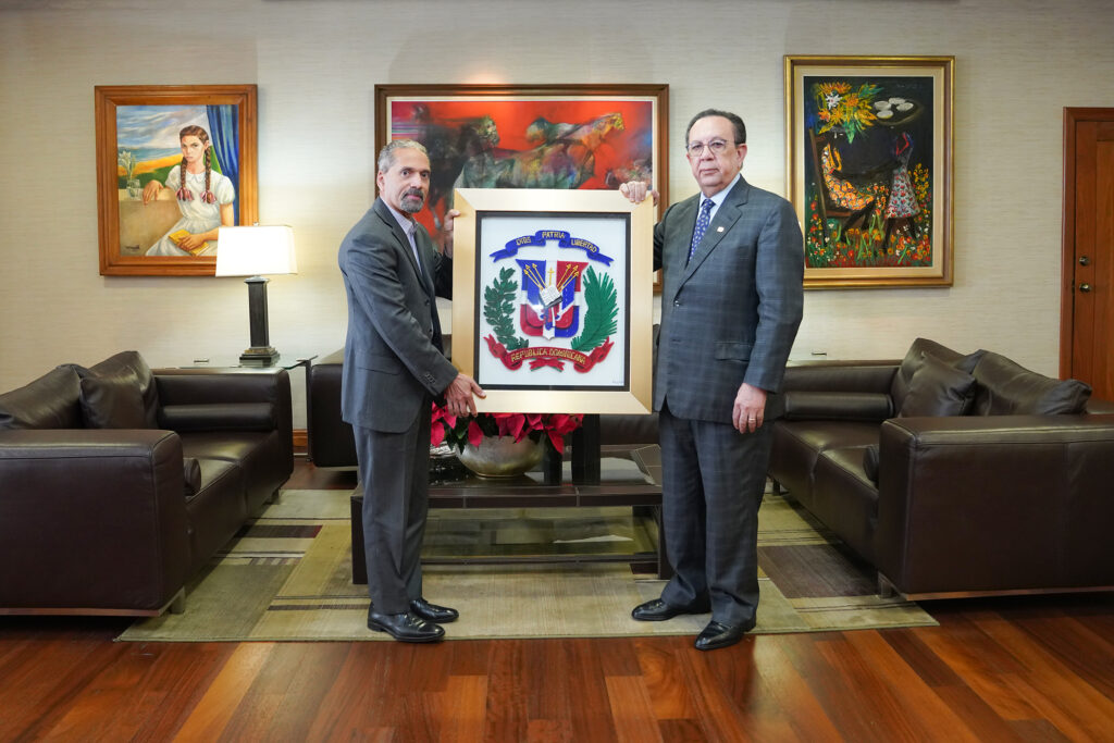 Valdez Albizu recibe un reconocimiento por sus servicios a la nación por Efemérides Patrias, eldigital.com.do