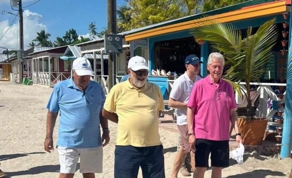 Bill Clinton disfrutando de 'lo lindo' por la isla Saona, eldigital.com.do