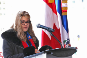 La bandera dominicana es izada en Ottawa; iluminan con sus colores las cataratas de Niágara, eldigital.com.do