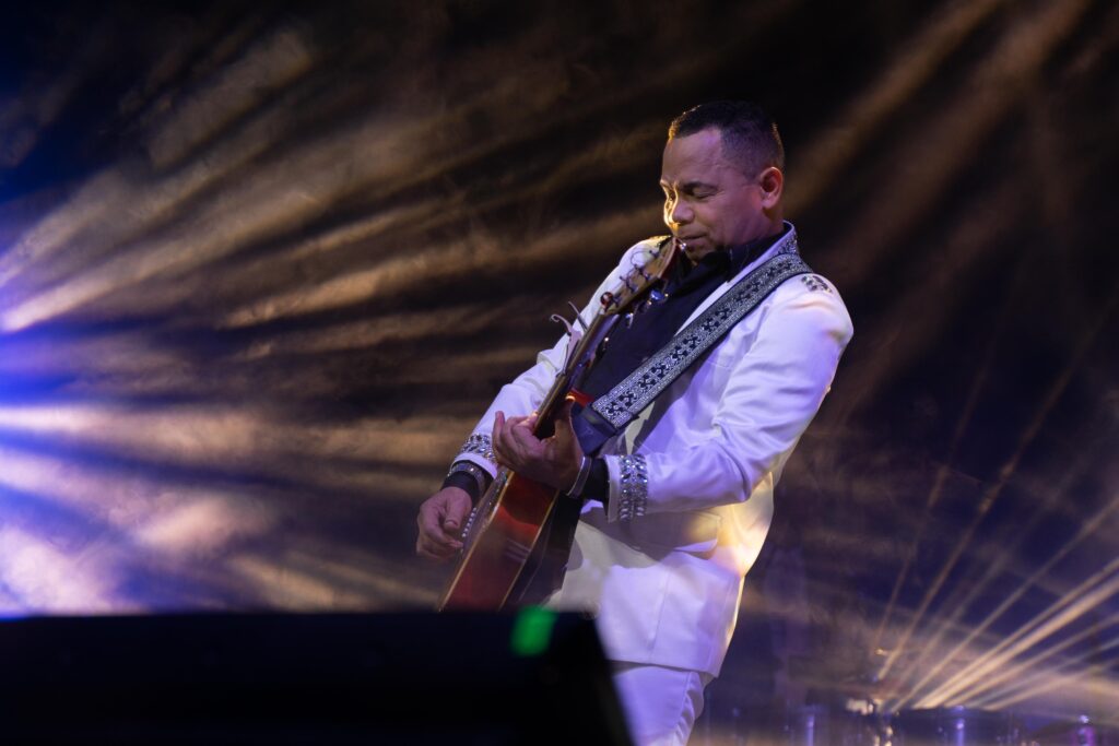 Joe Veras y sus amigos ponen a vibrar el United Palace en su 25 aniversario, eldigital.com.do