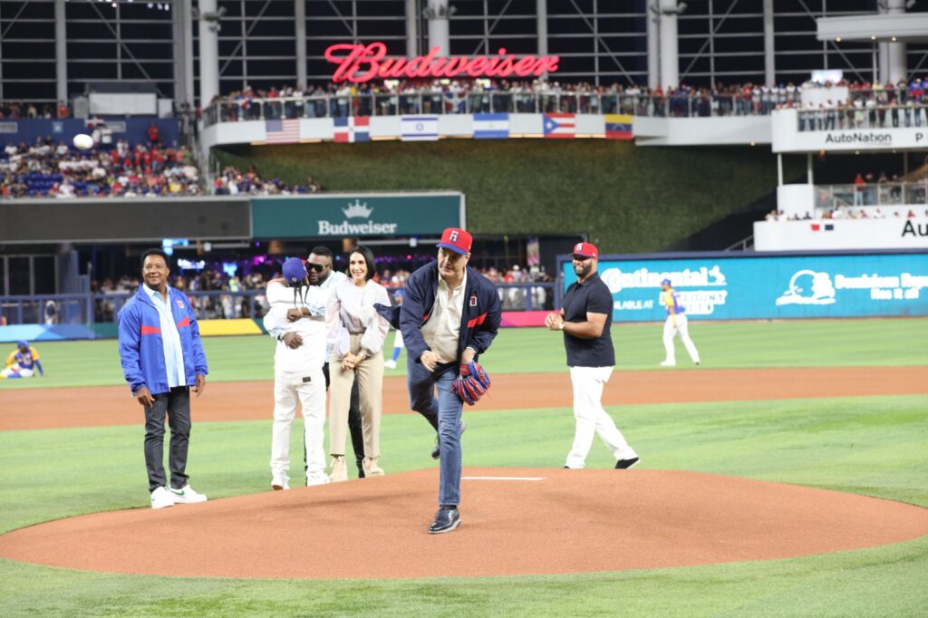 Presidente Abinader el primer jefe de Estado en lanzar la primera bola en Clásico Mundial de Béisbol, eldigital.com.do