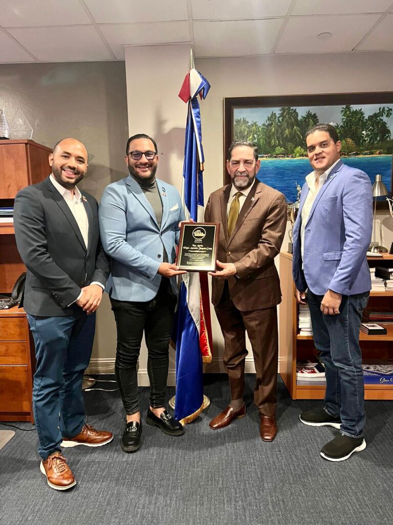 PIE DE FOTO: De izquierda a derecha, Eric Núñez, Wester Hernández, Presidente de TuCasaRD, Eligio Jáquez, Cónsul General Dominicano en New York y Luis José Mancebo. eldigital.com.do