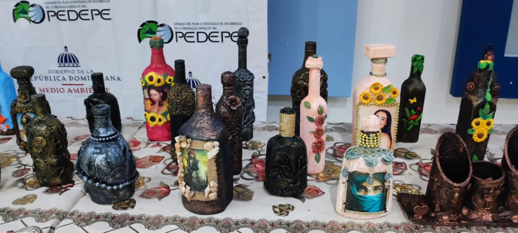 Transformando el papel en arte: Mujeres graduadas del Taller de Reciclaje sorprenden con obras, eldigital.com.do