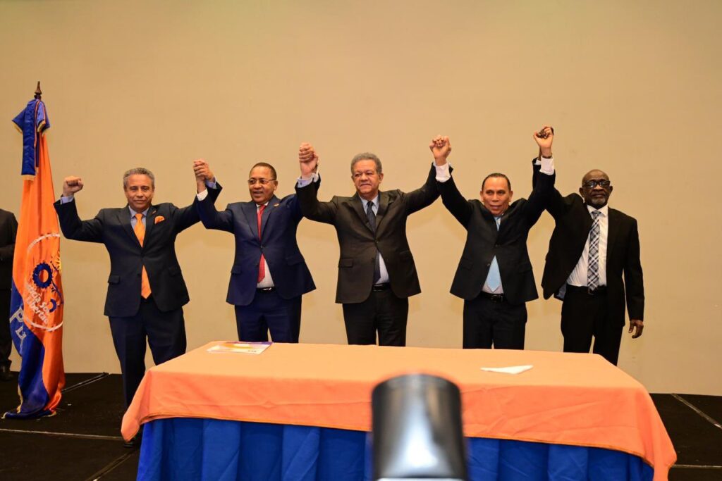 Leonel firma su tercer acuerdo electoral; une su 'fuerza' al Partido Demócrata Institucional