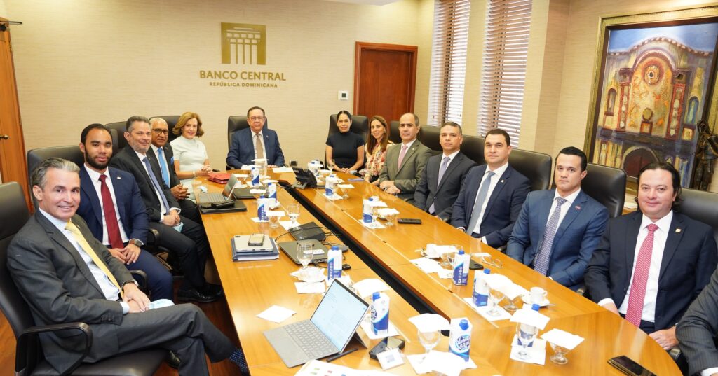 Gobernador Valdez Albizu recibe a la directiva de la Asociación de Puestos de Bolsa, eldigital.com.do