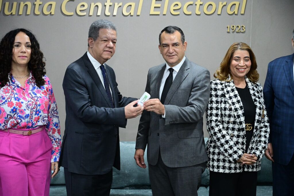 Leonel lleva a la JCE su padrón con más de dos millones inscritos, eldigital.com.do