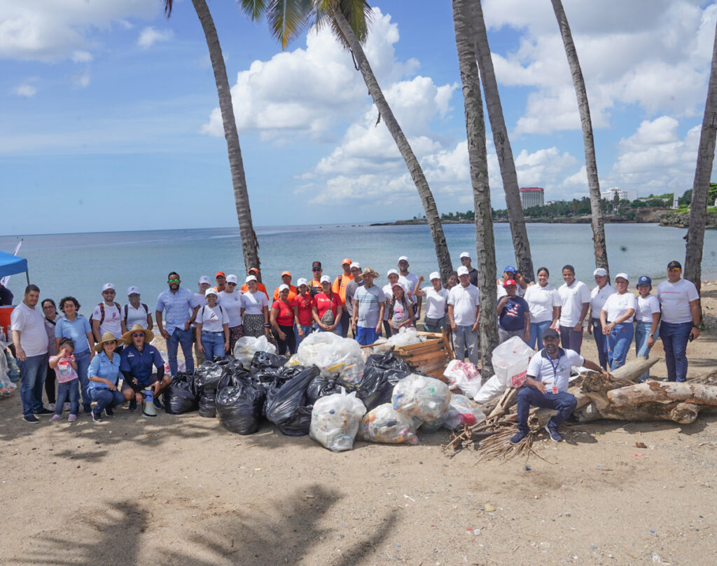 Voluntariado Bancentraliano realiza la II Jornada de limpieza de costas en playa Montesinos, eldigital.com.do