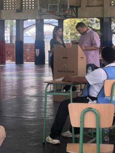 Jóvenes con la condición de autismo ejercen el voto en elecciones municipales, el digital.com.do