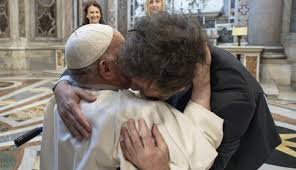 El papa y Milei se abrazan en la canonización de la primera santa argentina, eldigital.com.do