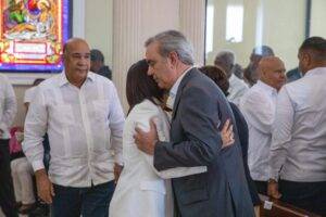 Abinader asiste a misa en solidaridad con familiares de las víctimas por incendio en carnaval de Salcedo, eldigital.com.do