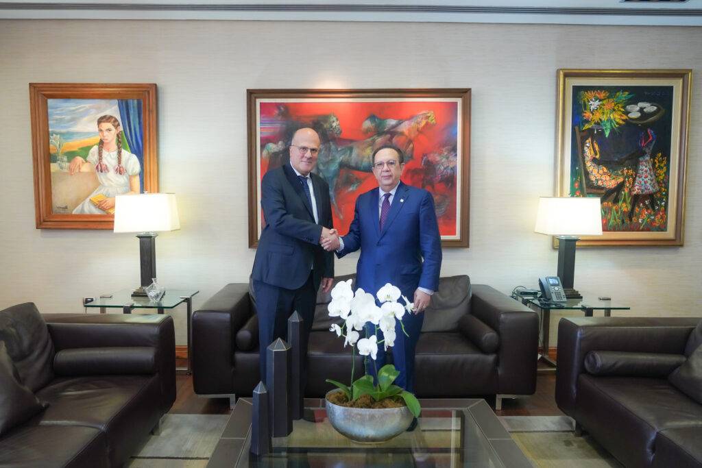 Gobernador Valdez Albizu se reúne con el presidente ejecutivo del FLAR, eldigital.com.do