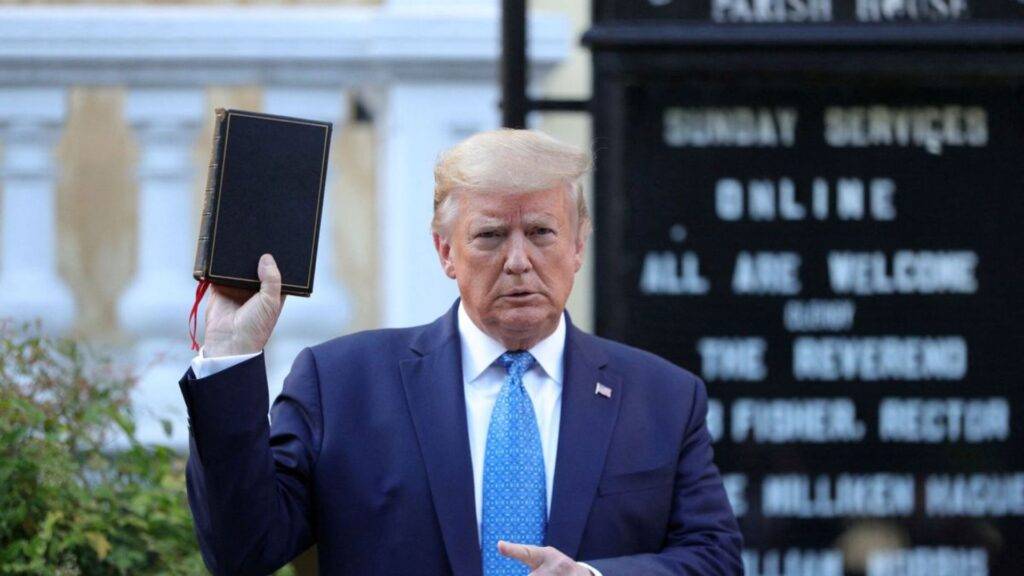 Donald Trump vende biblias por Semana Santa a 60 dólares, eldigital.com.do