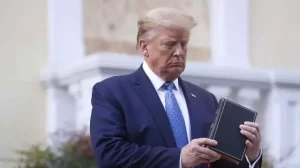 Donald Trump vende biblias por Semana Santa a 60 dólares, eldigital.com.do
