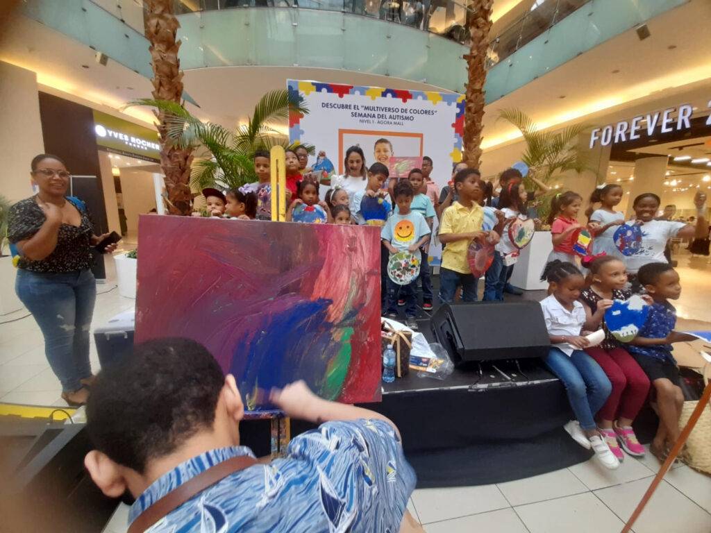 Decenas de niños pintan el "Multiverso de colores" del joven pintor Fernando Gabriel, eldigital.com.do