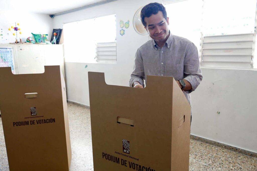 Omar se persignó y luego votó eldigital.com.do
