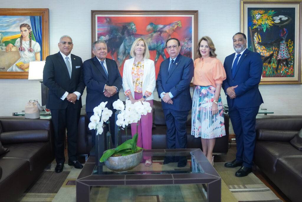 Gobernador Valdez Albizu recibe a María Valldecabres de la Fábrica Nacional de Moneda y Timbre de España, eldigital.com.do