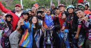 Maduro declara las piruetas en motocicletas como un deporte nacional de Venezuela, eldigital.com.do, Fotografía cedida por Prensa Miraflores del presidente de Venezuela, Nicolás Masduro (c), junto a motociclistas durante un evento de acrobacias este sábado en Caracas (Venezuela). El presidente de Venezuela, Nicolás Maduro, declaró este sábado las piruetas que se hacen a bordo de motocicletas como un deporte nacional, por lo que pidió crear una ley para regular la actividad y la construcción de espacios en todos los municipios del país para estas prácticas extremas. EFE/ Prensa Miraflores / SOLO USO EDITORIAL/ SOLO DISPONIBLE PARA ILUSTRAR LA NOTICIA QUE ACOMPAÑA (CRÉDITO OBLIGATORIO)