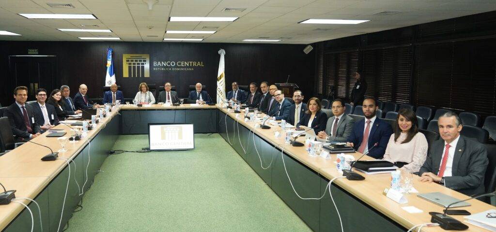 Gobernador Valdez Albizu recibe a la misión del Artículo IV del FMI y analiza el desempeño de la economía dominicana, eldigital.com.do